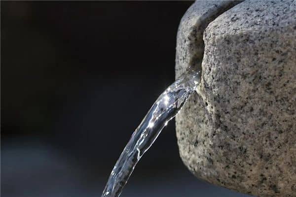 梦见泉水矿泉水