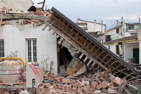 梦见地震房塌