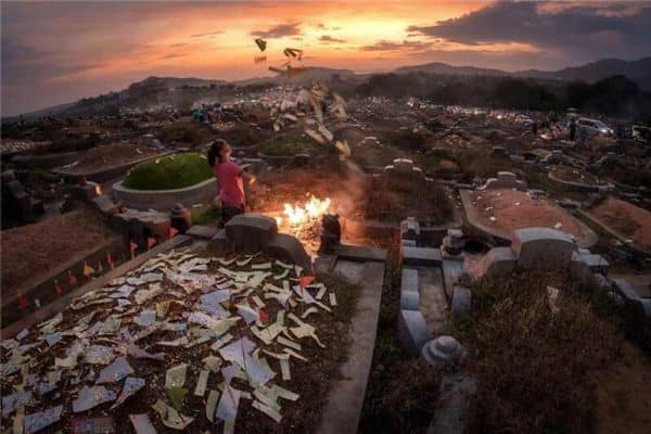 梦见墓地烧纸