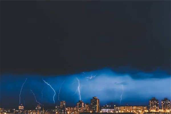 梦见暴雨雷鸣