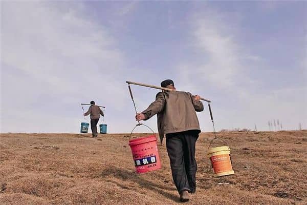 梦见别人担水